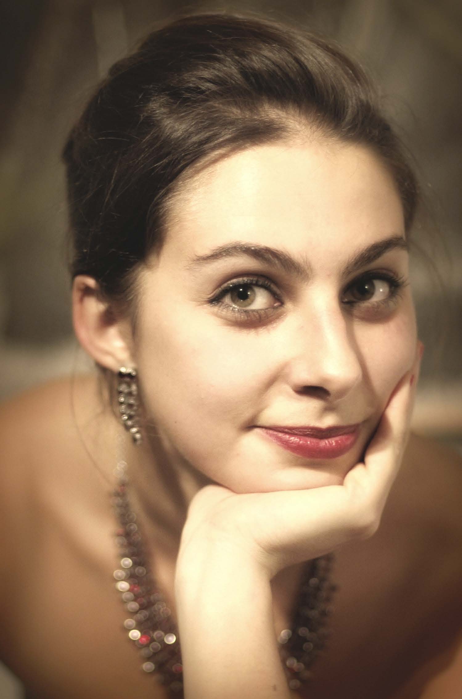 Die Mezzosopranistin Amélie Saadia singt in der Kastanie